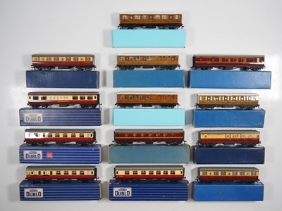 Lot 479 - A group of boxed HORNBY DUBLO 3-rail OO gauge...