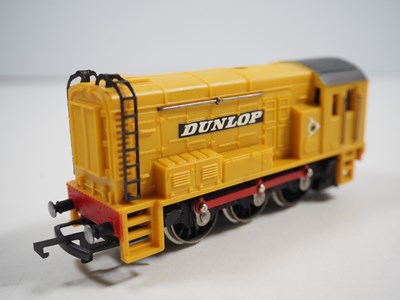 Lot 480 - A WRENN W2243 OO gauge class 08 diesel...