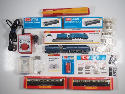 Lot 500 - A mixed group of OO gauge rolling stock and...