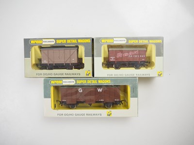 Lot 529 - A group of rarer issue WRENN OO gauge vans...