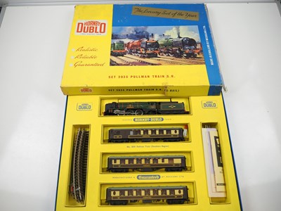 Lot 562 - A HORNBY DUBLO 2035 OO Gauge 2-rail Pullman...