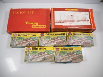 Lot 581 - A group of OO gauge railway accessories...