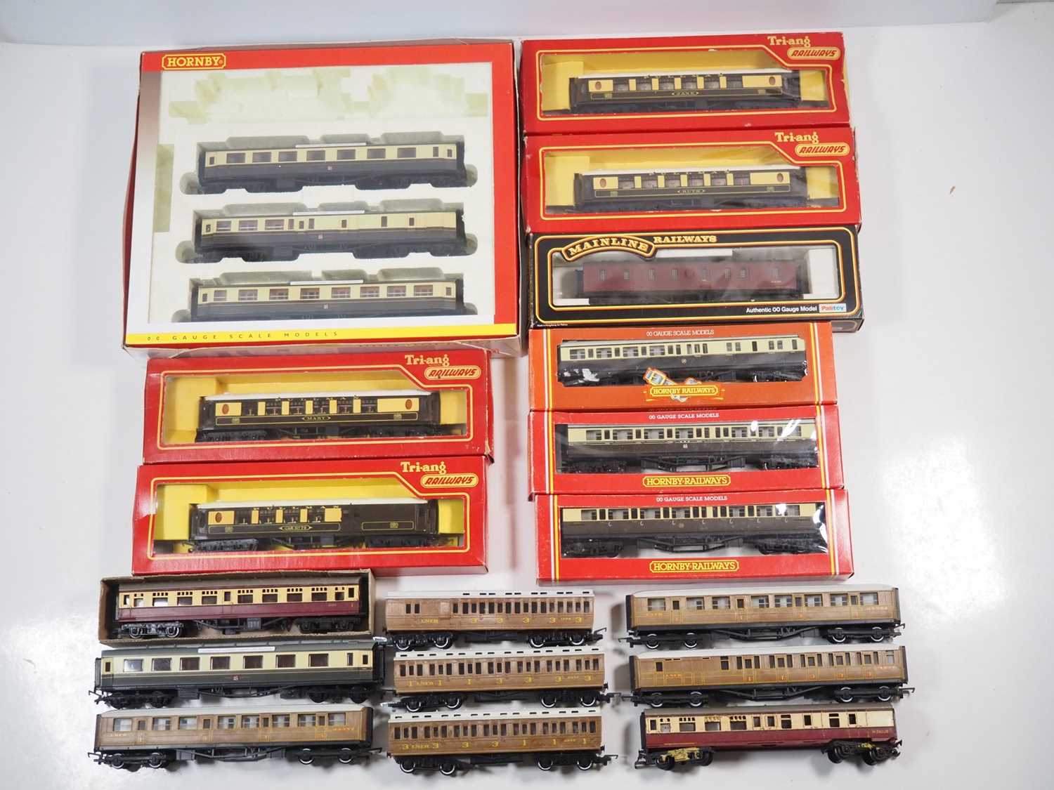 Lot 582 - A group of HORNBY, TRI-ANG and MAINLINE OO...