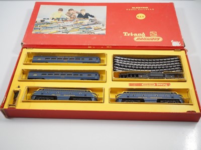 Lot 594 - A TRI-ANG R3.V OO gauge Transcontinental train...