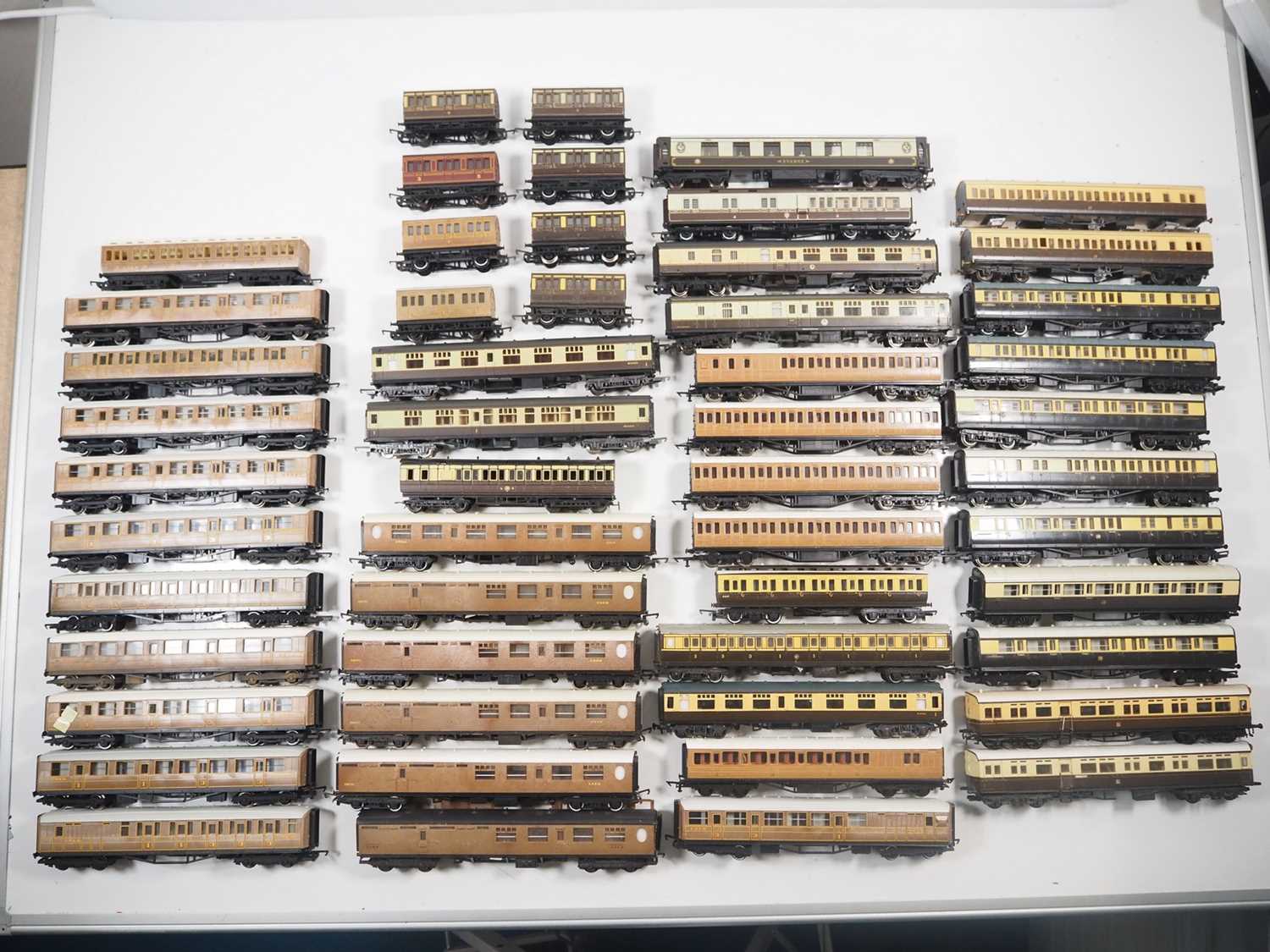 Lot 625 - A mixed large group of OO gauge unboxed...