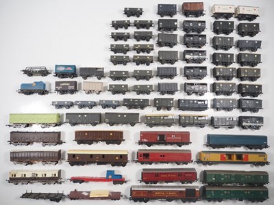 Lot 631 - A large quantity of OO gauge wagons by various...