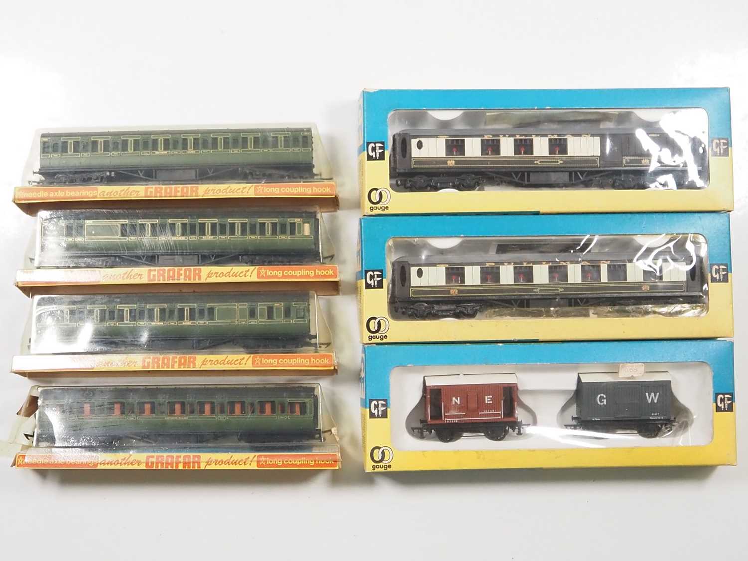 Lot 641 - A selection of GRAHAM FARISH OO gauge coaches...