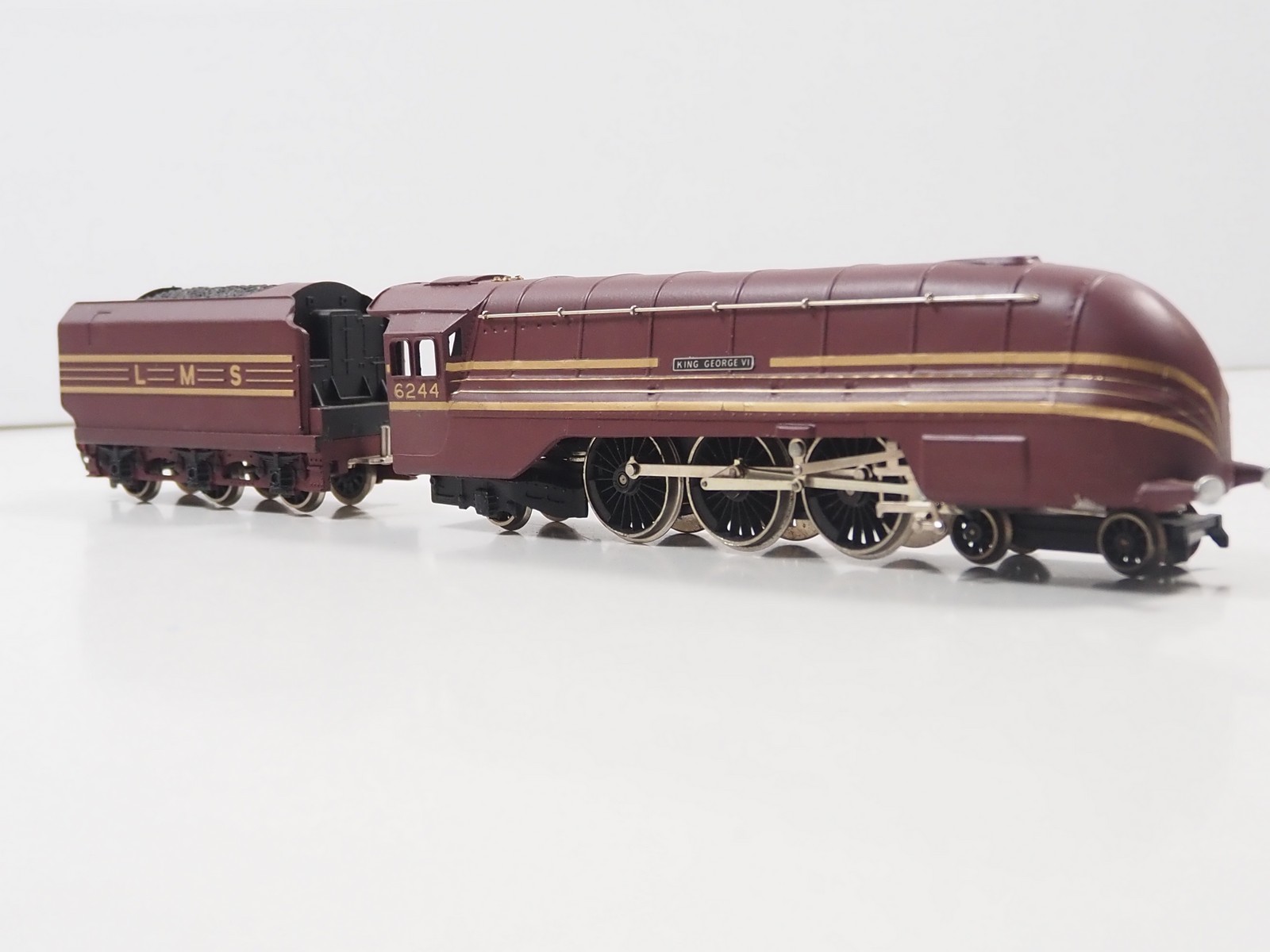 Lot 664 - A WRENN OO gauge W2302 Streamlined
