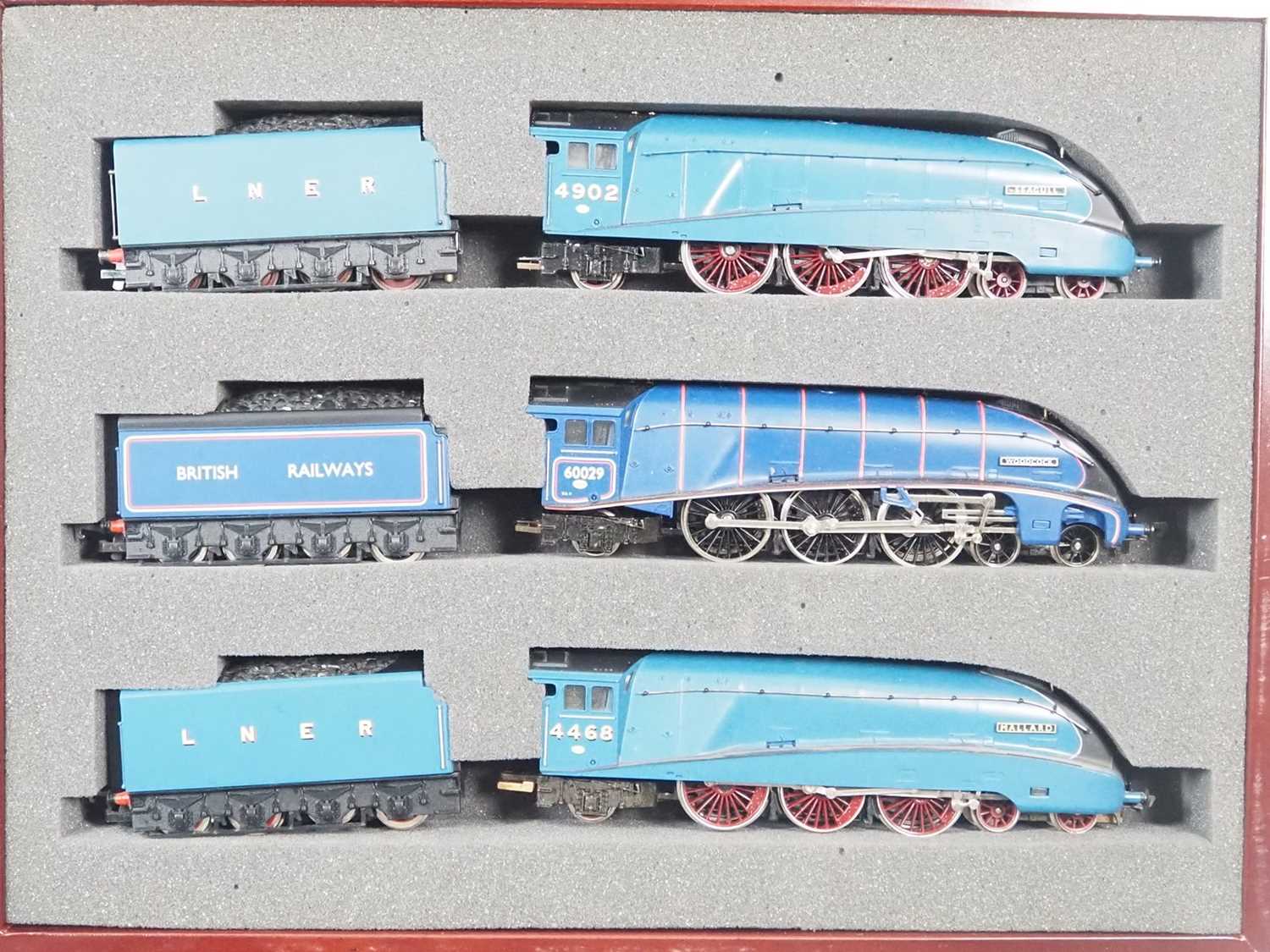 Lot 671 - A group of unboxed HORNBY class A4 steam...