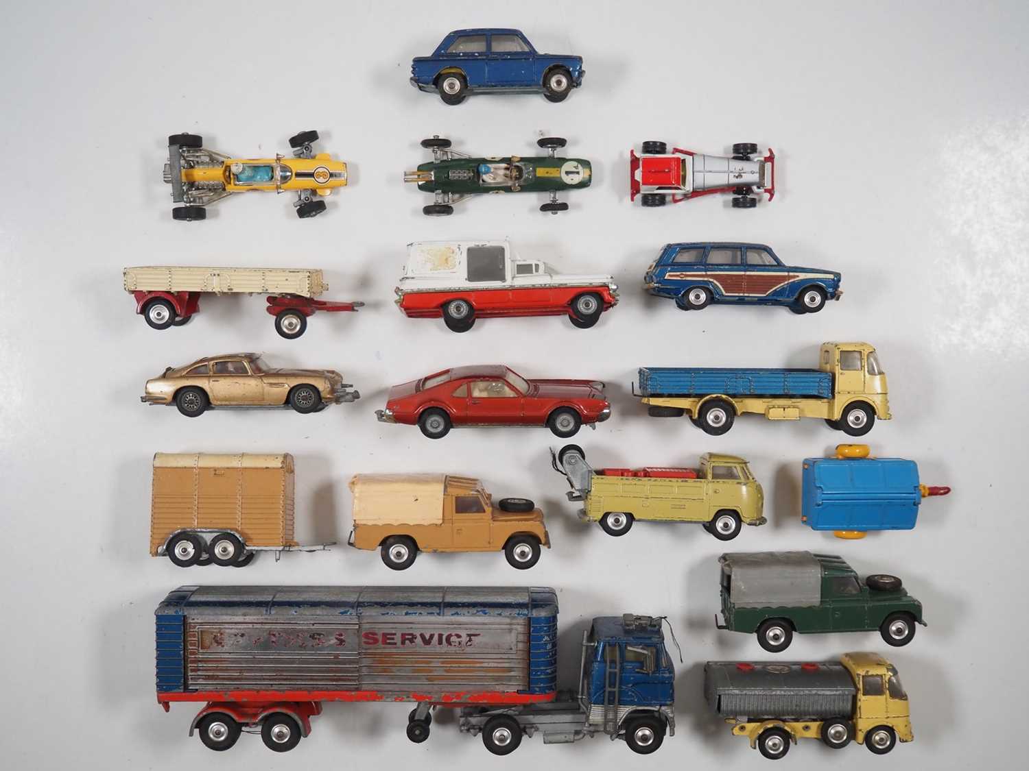 Lot 96 - A group of CORGI toys to include 261 James...