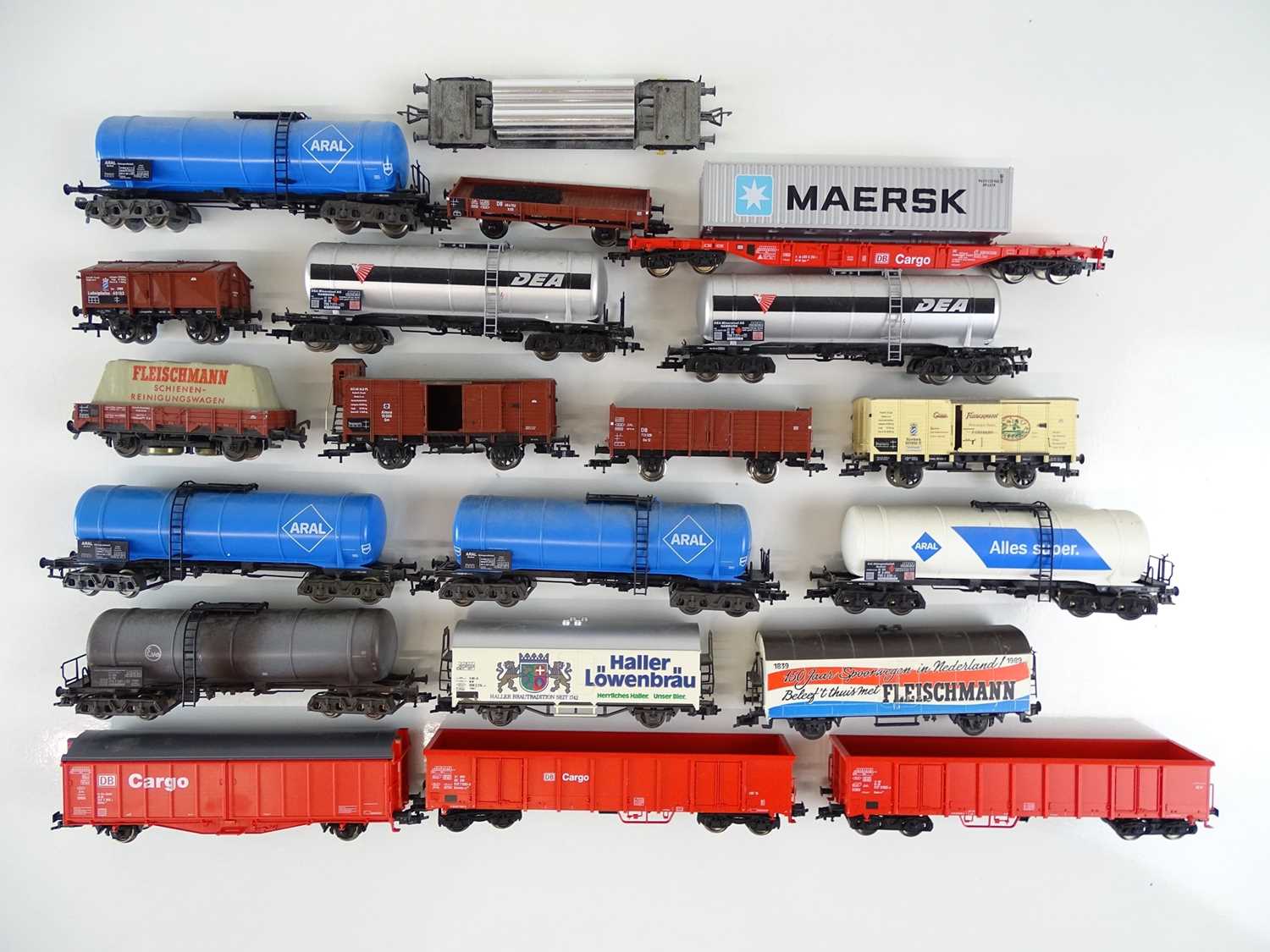 Lot 161 - A group of unboxed HO Gauge freight wagons -...