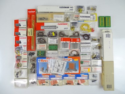 Lot 170 - A large quantity of HO Gauge electrical and...