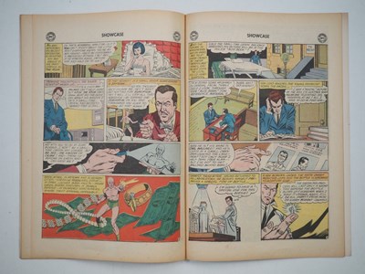 Lot 596 - SHOWCASE: THE ATOM #34 (1961 - DC) - The first...