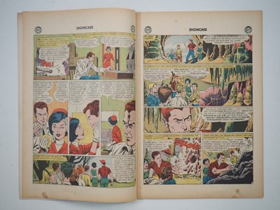 Lot 596 - SHOWCASE: THE ATOM #34 (1961 - DC) - The first...