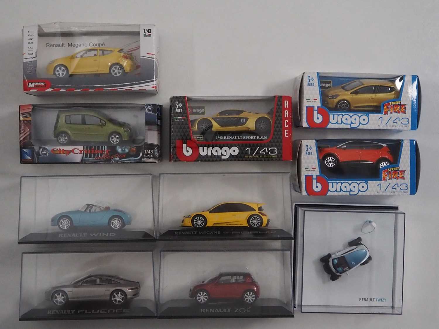 Lot 200 - A group of boxed and unboxed 1:43 scale