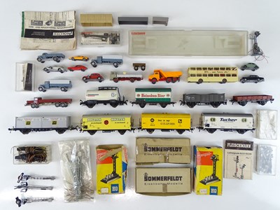 Lot 199 - A mixed group of HO scale rolling stock and...