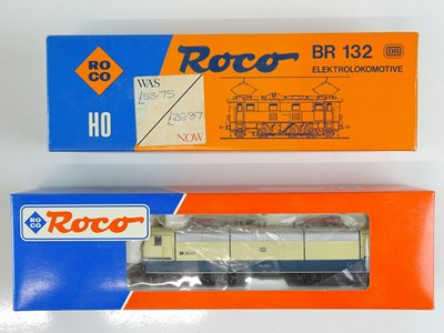 Lot 220 - A pair of HO Gauge German Outline electric...