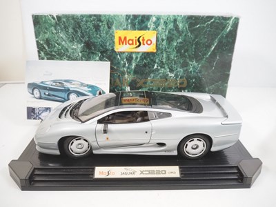 Lot 11 - A MAISTO 1:12 scale model of a Jaguar XJ220 in...