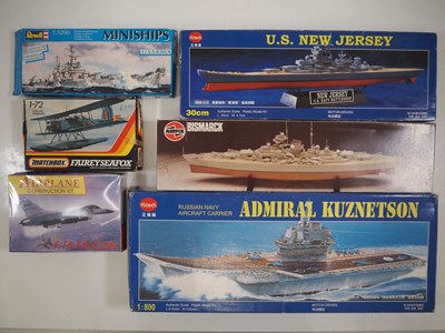 Lot 150 - A group of unbuilt plastic kits of military...