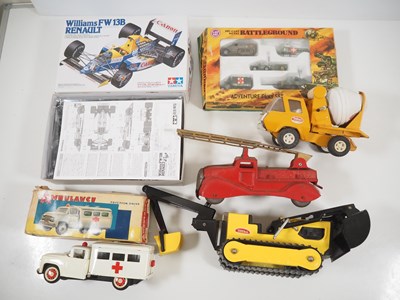 Lot 153 - A group of mixed toys and tinplate to include...