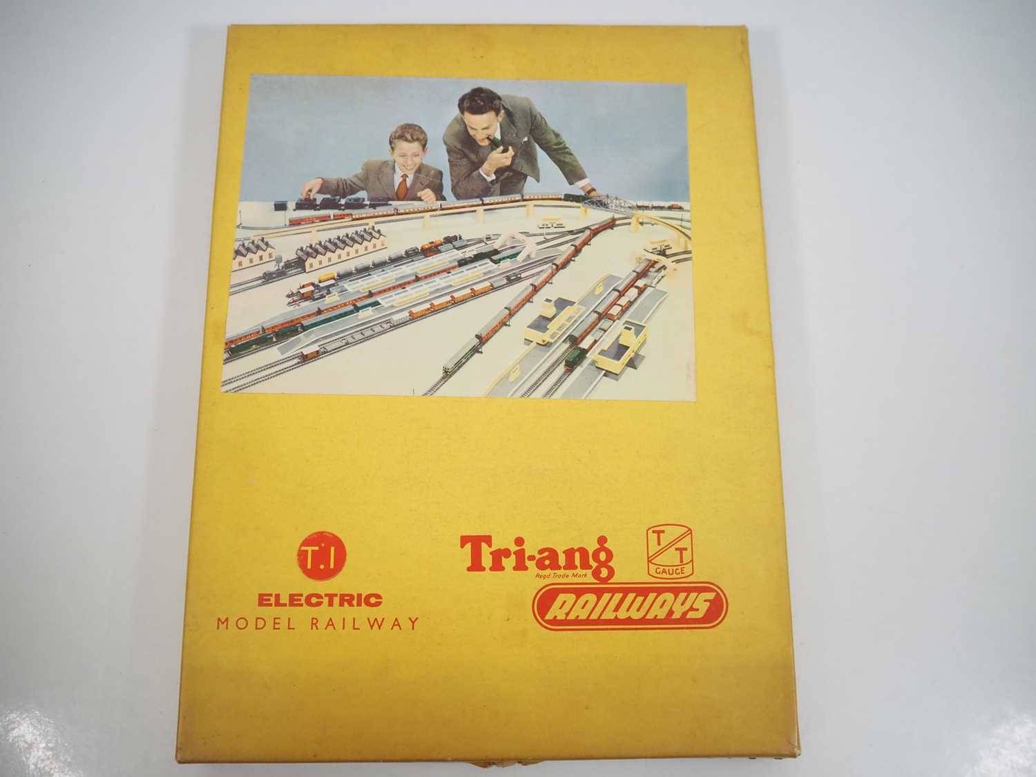 Lot 200 - A TRI-ANG TT gauge T1 passenger train set