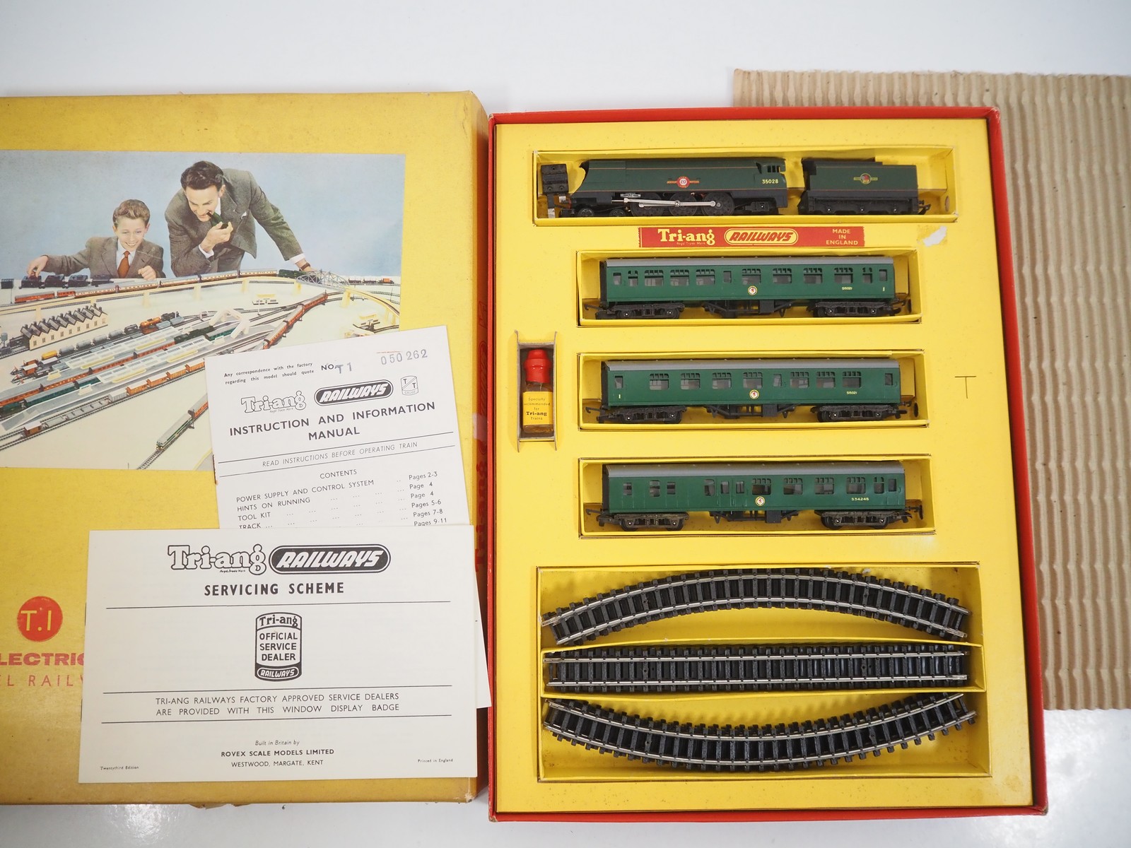 Lot 200 - A TRI-ANG TT gauge T1 passenger train set