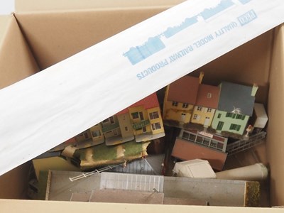 Lot 214 - A box of kitbuilt HO gauge plastic buildings...