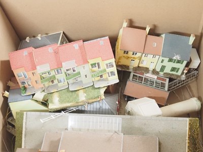 Lot 214 - A box of kitbuilt HO gauge plastic buildings...