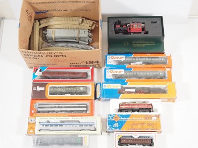 Lot 227 - A group of HO gauge rolling stock including 2x...