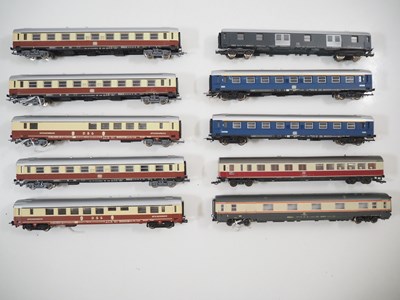 Lot 229 - A group of HO gauge German and Italian outline...