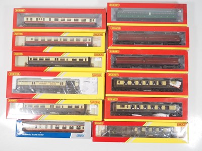 Lot 245 - A mixed group of OO gauge passenger coaches...