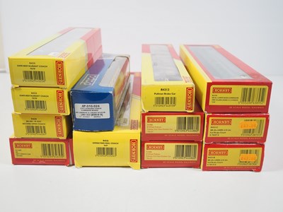 Lot 245 - A mixed group of OO gauge passenger coaches...