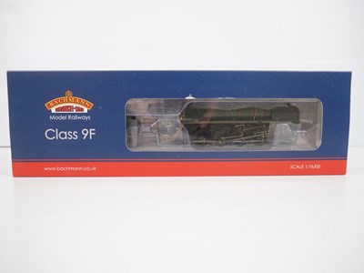 Lot 293 - A BACHMANN OO gauge 32-851K class 9F steam...