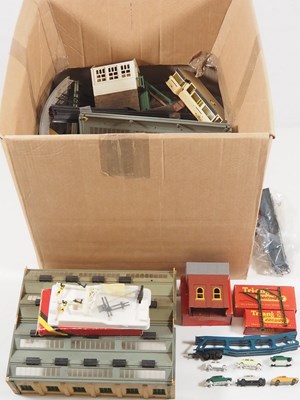 Lot 302 - A large lucky dip lot of OO gauge model...