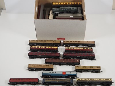 Lot 303 - A lucky dip job lot of mixed OO gauge rolling...