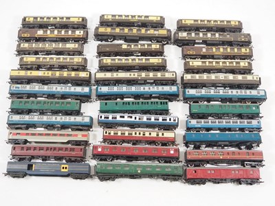 Lot 307 - A large group of OO gauge unboxed passenger...