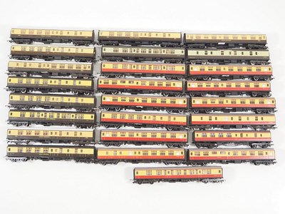 Lot 316 - A large group of OO gauge unboxed passenger...