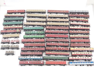 Lot 317 - A large group of OO gauge unboxed passenger...