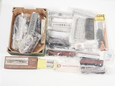 Lot 319 - A group of OO gauge built/unbuilt/part built...