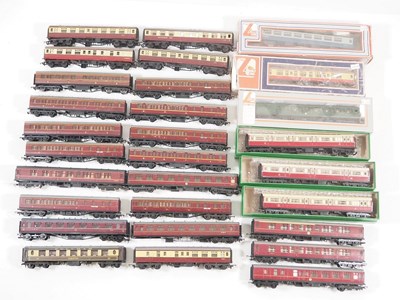 Lot 322 - A large group of OO gauge mostly unboxed...