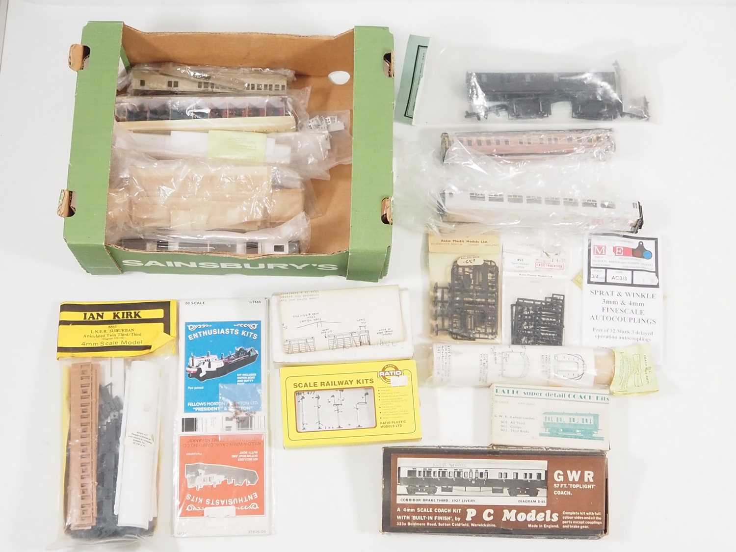 Lot 325 - A group of OO gauge built/unbuilt/part built...