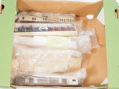 Lot 325 - A group of OO gauge built/unbuilt/part built...