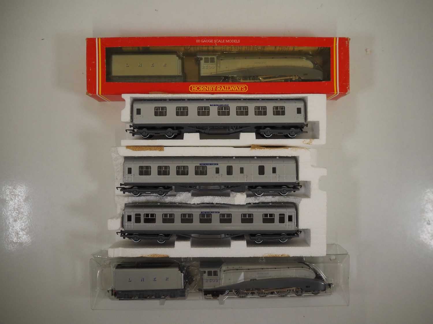 Lot 422 - A group of HORNBY OO gauge LNER rolling stock...