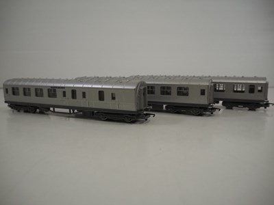 Lot 422 - A group of HORNBY OO gauge LNER rolling stock...