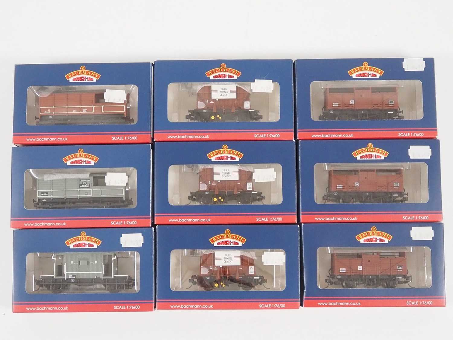 Lot 432 - A group of BACHMANN OO gauge wagons comprising...