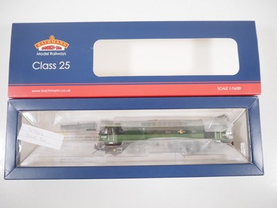 Lot 455 - A BACHMANN OO gauge 32-406 class 25 diesel...