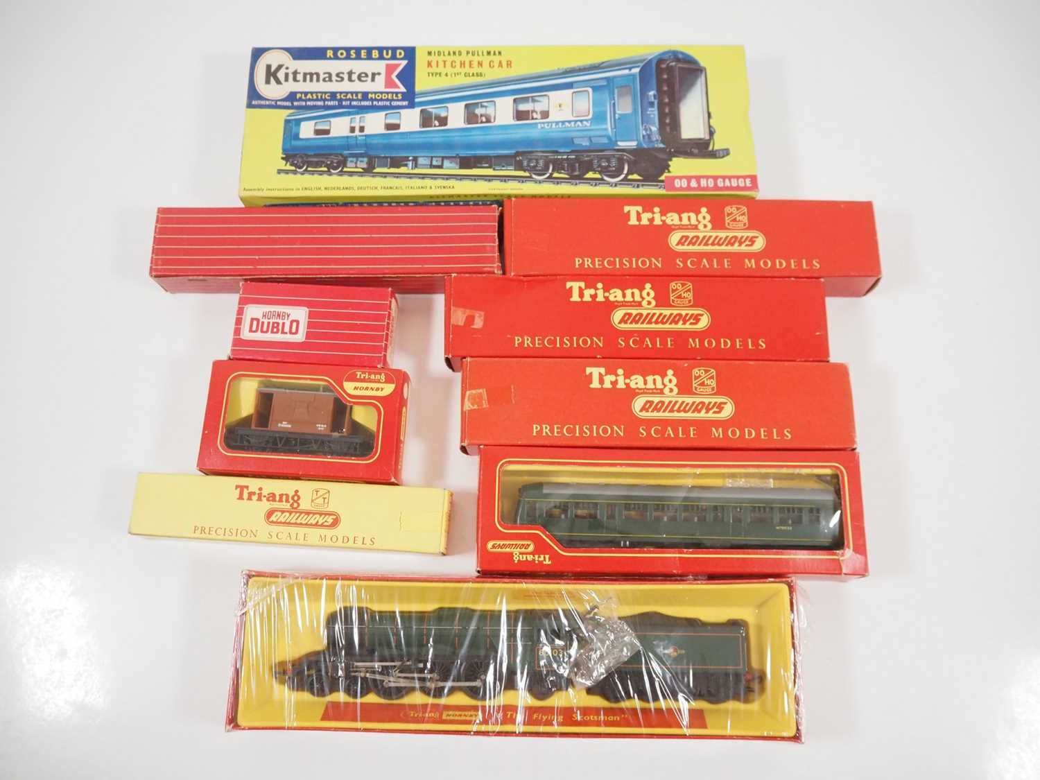 Lot 463 - A group of OO gauge rolling stock by TRI-ANG...