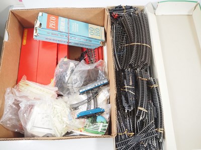 Lot 466 - A large tray of accessories and points in OO,...