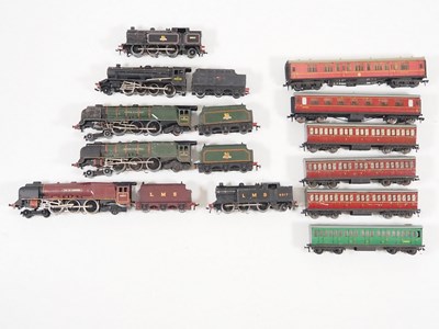 Lot 477 - A group of mixed OO gauge HORNBY DUBLO...
