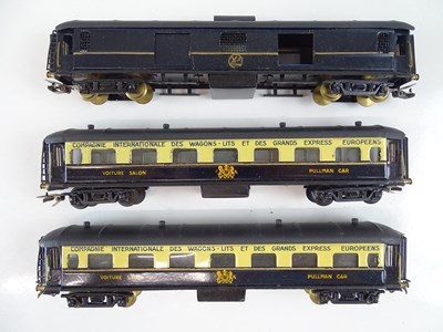 Lot 267 - An unusual group of vintage tinplate HO scale...